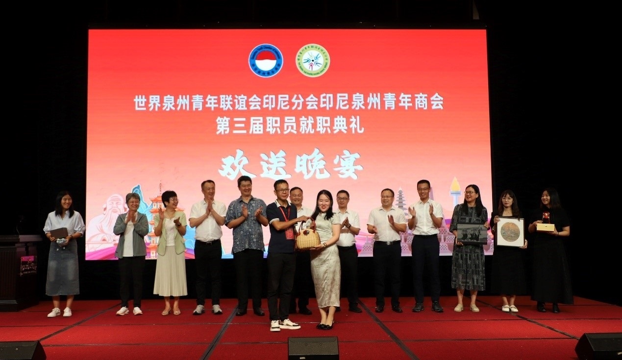 工藝大師們向阿拉扎大學孔子學院捐贈手工藝術品。阿拉扎大學孔子學院供圖