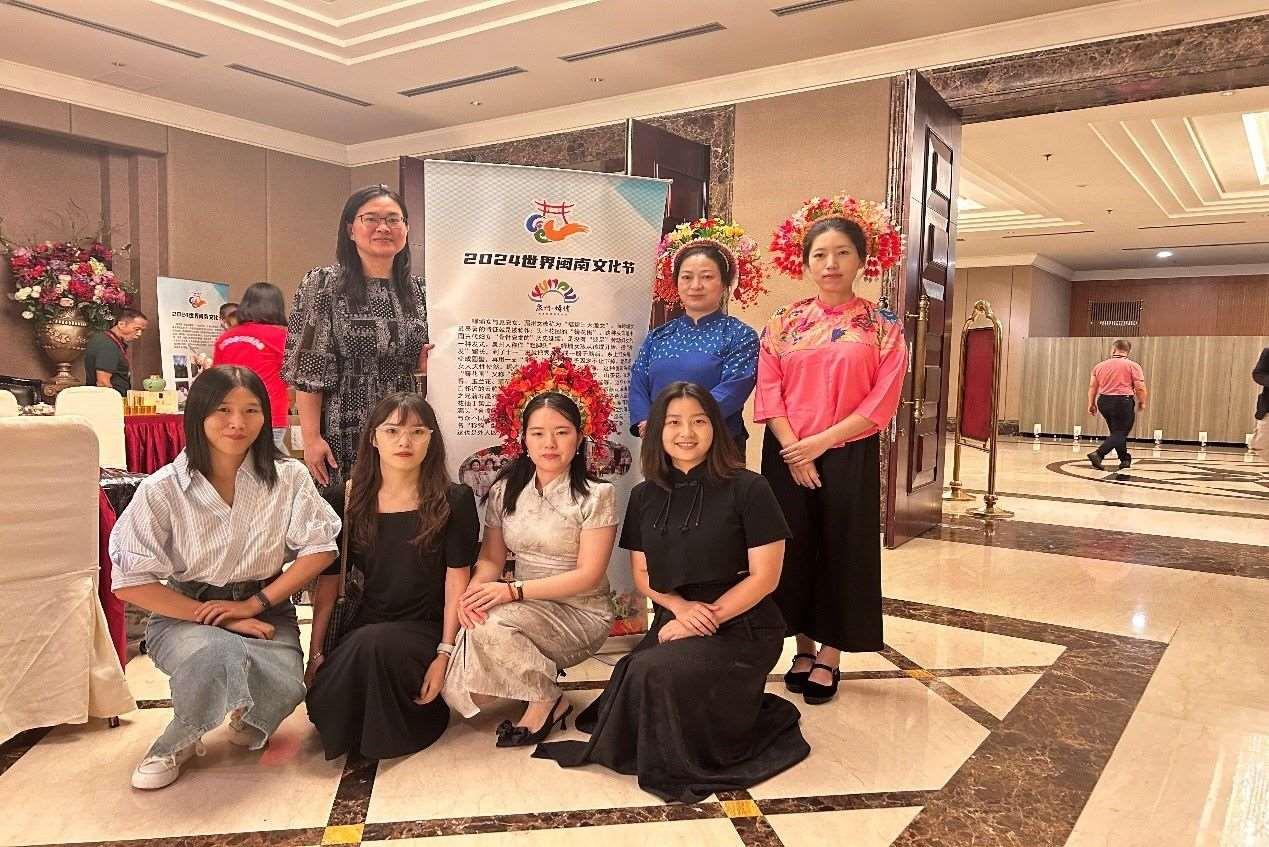 阿拉扎大學孔子學院老師和簪花圍傳承人合影。阿拉扎大學孔子學院供圖