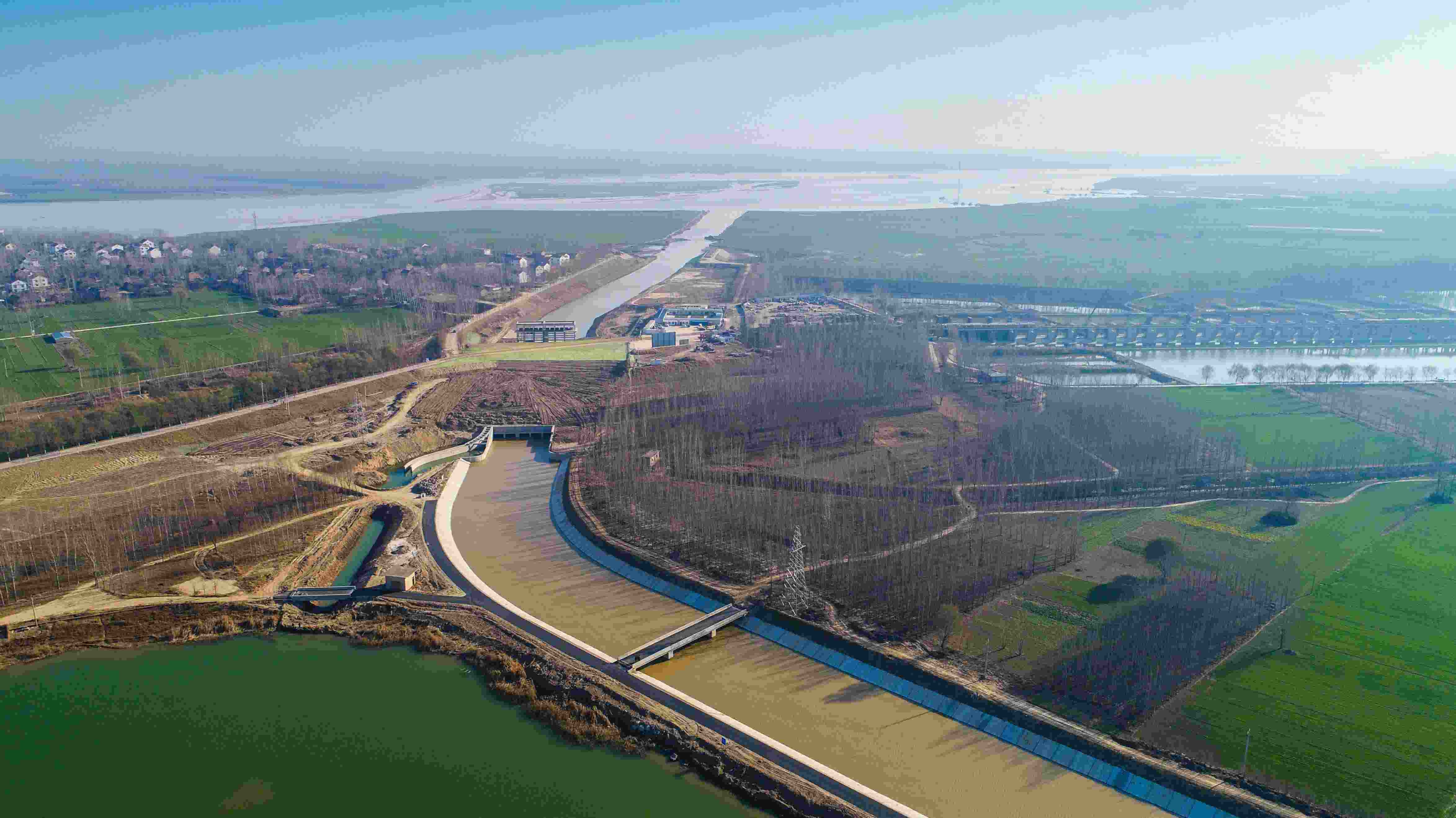 實(shí)施引黃入冀調(diào)水，助力華北地下水超采綜合治理和白洋淀生態(tài)環(huán)境修復(fù)。水利部水資源局供圖