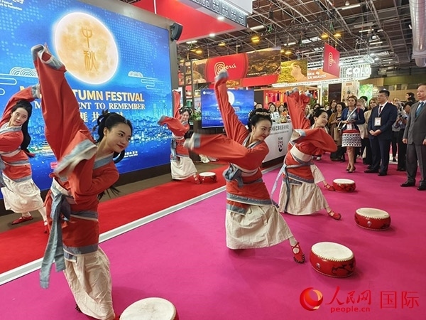 “你好！中國”展臺開幕式上的中國傳統(tǒng)舞蹈表演。人民網(wǎng)記者 尚凱元攝