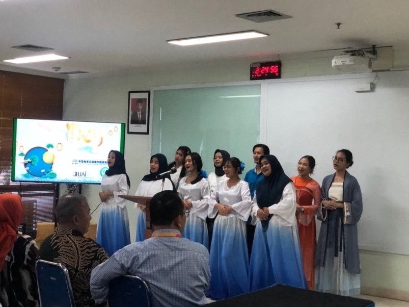 阿拉扎大學(xué)中文系學(xué)生演唱中文歌曲?；顒?dòng)主辦方供圖