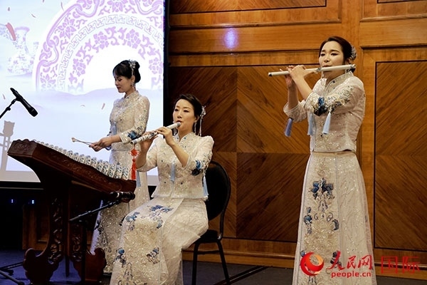 來自景德鎮(zhèn)的陶瓷音樂會(huì)在中秋佳節(jié)給英國倫敦的觀眾帶來了別樣的文化體驗(yàn)。人民網(wǎng)記者 邢雪攝