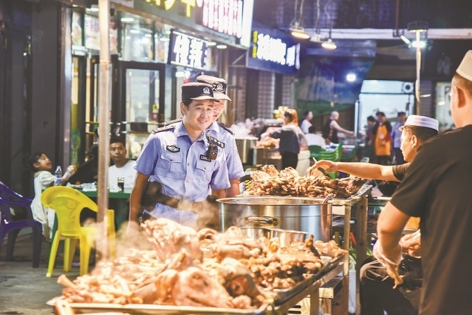 8月9日，甘肅省華亭市公安局組織民警輔警在夜市開展巡邏檢查。張亞強(qiáng)攝