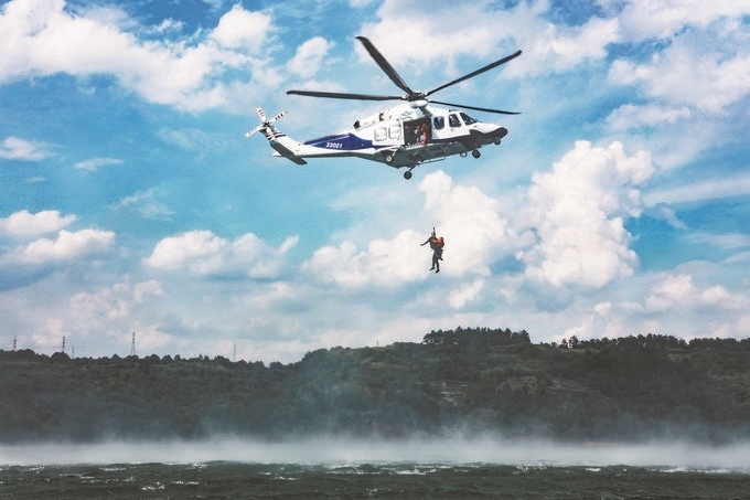 ▼7月17日，浙江省新昌縣公安局聯(lián)合浙江省公安廳警務(wù)航空隊(duì)在長(zhǎng)詔水庫水域及周邊開展救援演練。王樟林?jǐn)z