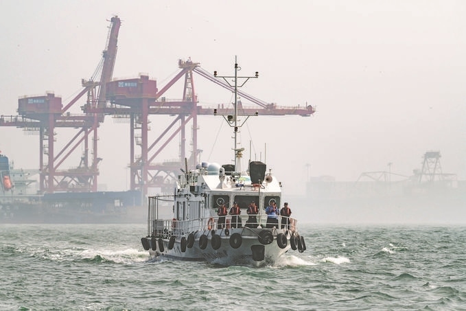 ?7月5日，秦皇島出入境邊防檢查站聯(lián)合秦皇島市公安局水陸巡特警支隊(duì)開展海上聯(lián)合巡航。陳凈萱攝