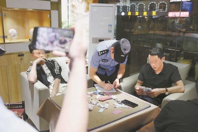 9月7日，云南省昆明市公安機(jī)關(guān)對(duì)棋牌室開展檢查。