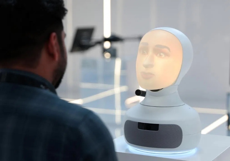 2024年9月12日，在沙特阿拉伯首都利雅得舉行的第三屆全球人工智能峰會上，一名參會者與“對話機器人”交流。新華社記者 王東震 攝