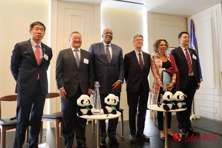 萊索托國王萊齊耶三世、中國常駐聯(lián)合國代表傅聰?shù)燃钨e出席活動。人民網(wǎng)記者 李志偉攝