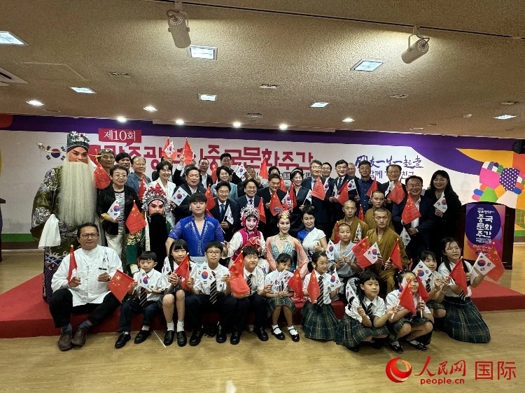 中韓雙方嘉賓和演員在中國文化周開幕式上合影留念。人民網(wǎng)記者 莽九晨攝