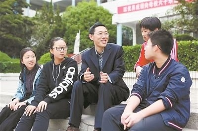 淮北市首批高層次人才儲備金獲得者、淮北市第一中學(xué)教師陳超（左三）在與學(xué)生交談?；幢笔形瞬殴ぷ骶止﹫D