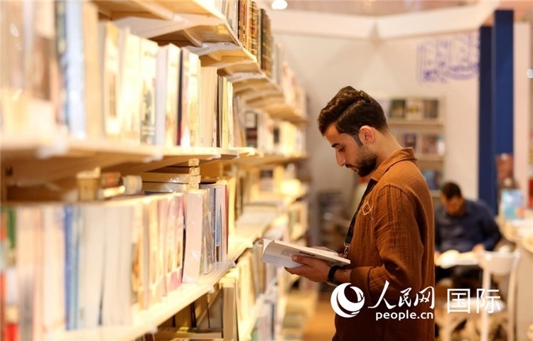 一位民眾在讀書。人民網(wǎng)中東中心分社奧馬爾·哈利勒攝