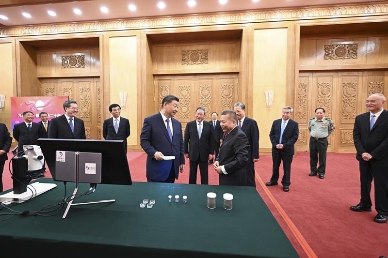 △2024年9月23日，習(xí)近平總書記等參觀月球樣品和探月工程成果展覽。