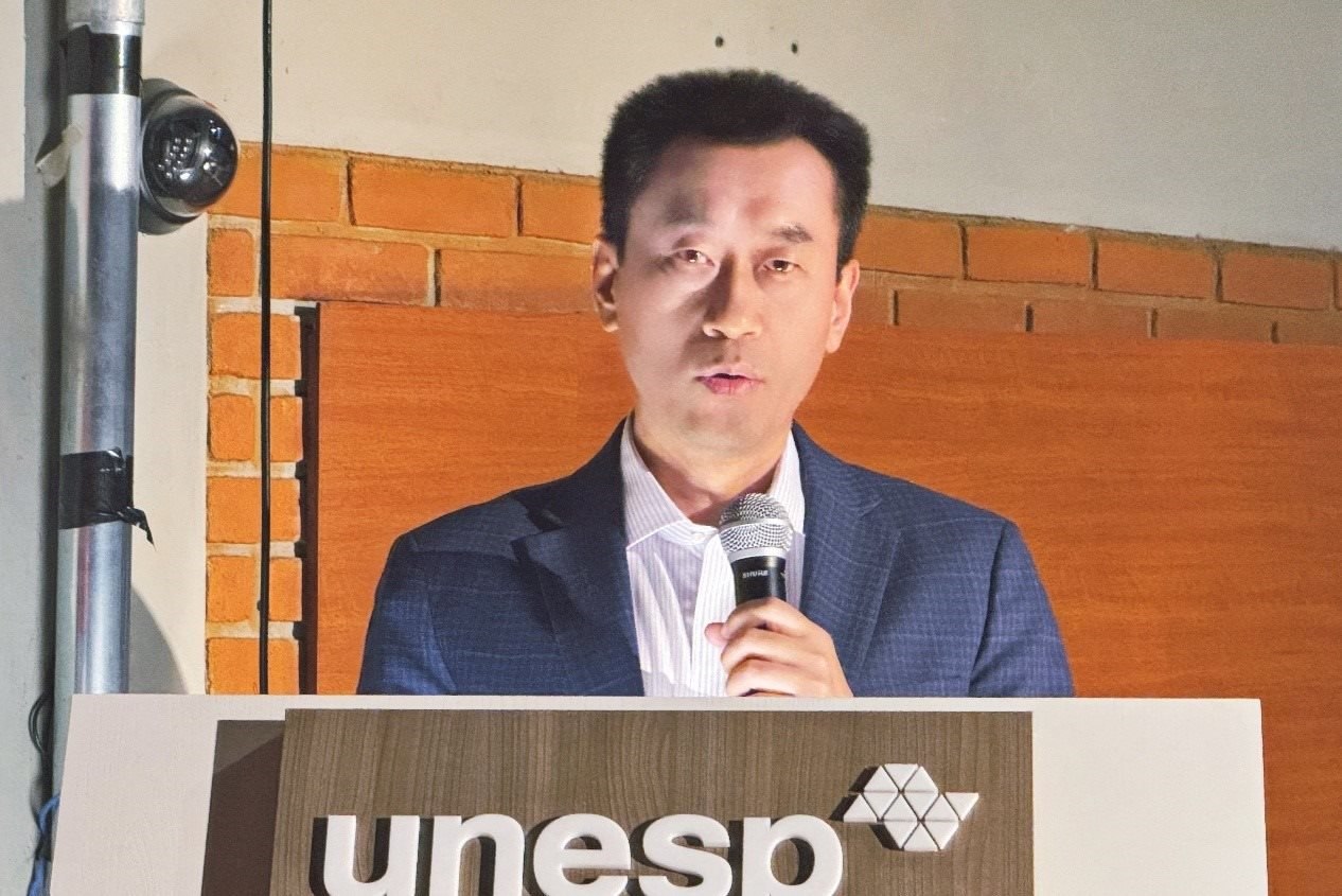 中國駐圣保羅總領(lǐng)事館副總領(lǐng)事田玉震在活動(dòng)中致辭。圣保羅州立大學(xué)孔子學(xué)院供圖