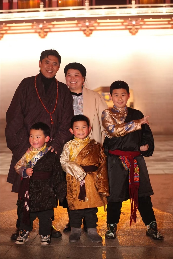 康定的節(jié)日氛圍多元和諧。圖為2024年元宵夜，洛讓銀登一家五口在旅行中拍攝的合影。資料圖片