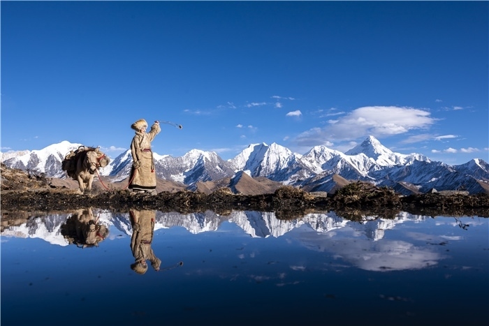 貢嘎山下的放牧人。林革文攝