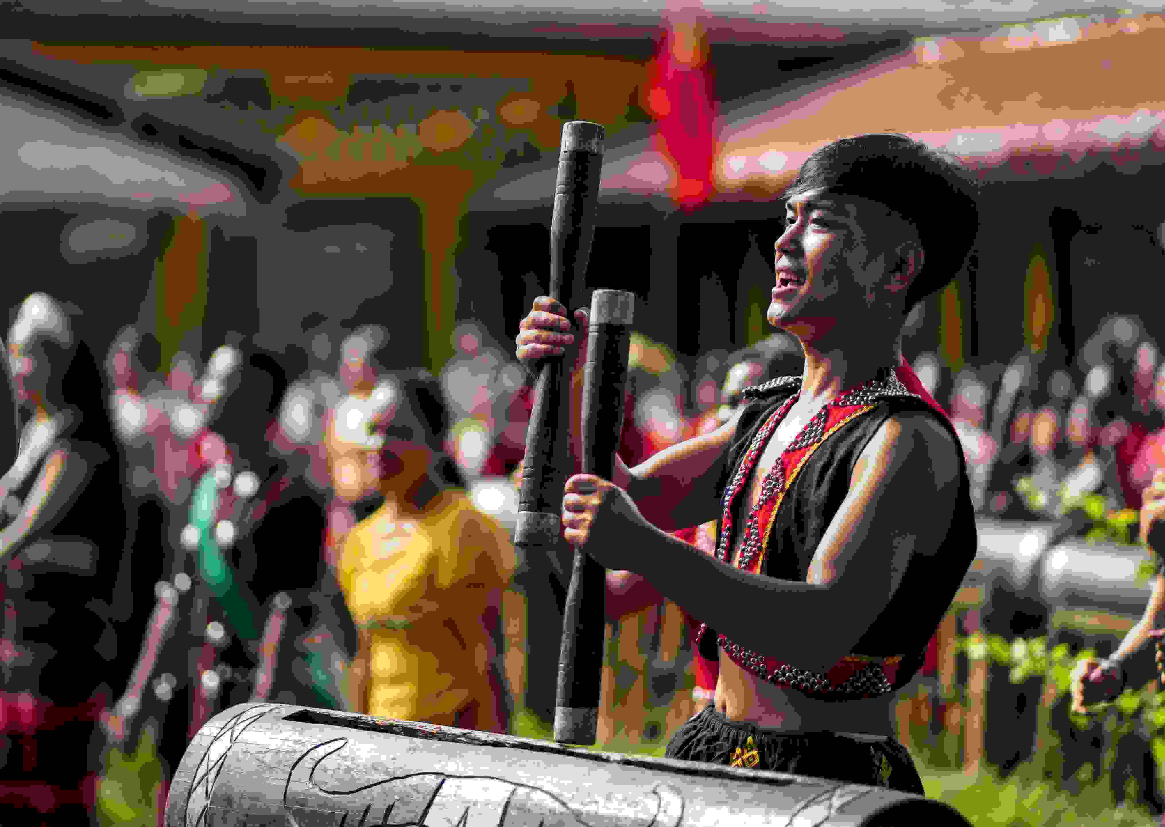 云南省滄源縣班洪鄉(xiāng)班洪村的佤族群眾唱響《阿佤人民唱新歌》（2021年8月20日攝）。