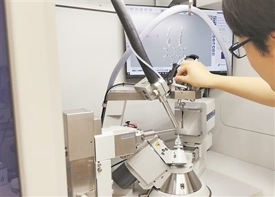 科研人員使用X射線衍射儀研究σ鍵。圖片來源：日本北海道大學(xué)