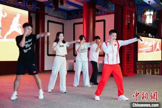 巴黎奧運(yùn)會拳擊冠軍吳愉現(xiàn)場教學(xué)。上海市港澳辦供圖