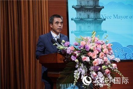 泉州市人民政府副市長姚飛在“走進中華文明——海絲印記 世遺泉州”主題人文交流活動中致辭。人民網 王婧攝