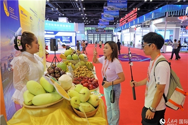 在東博會泰國展區(qū)，參觀者在向泰方工作人員了解泰國水果情況。人民網(wǎng)記者趙益普攝