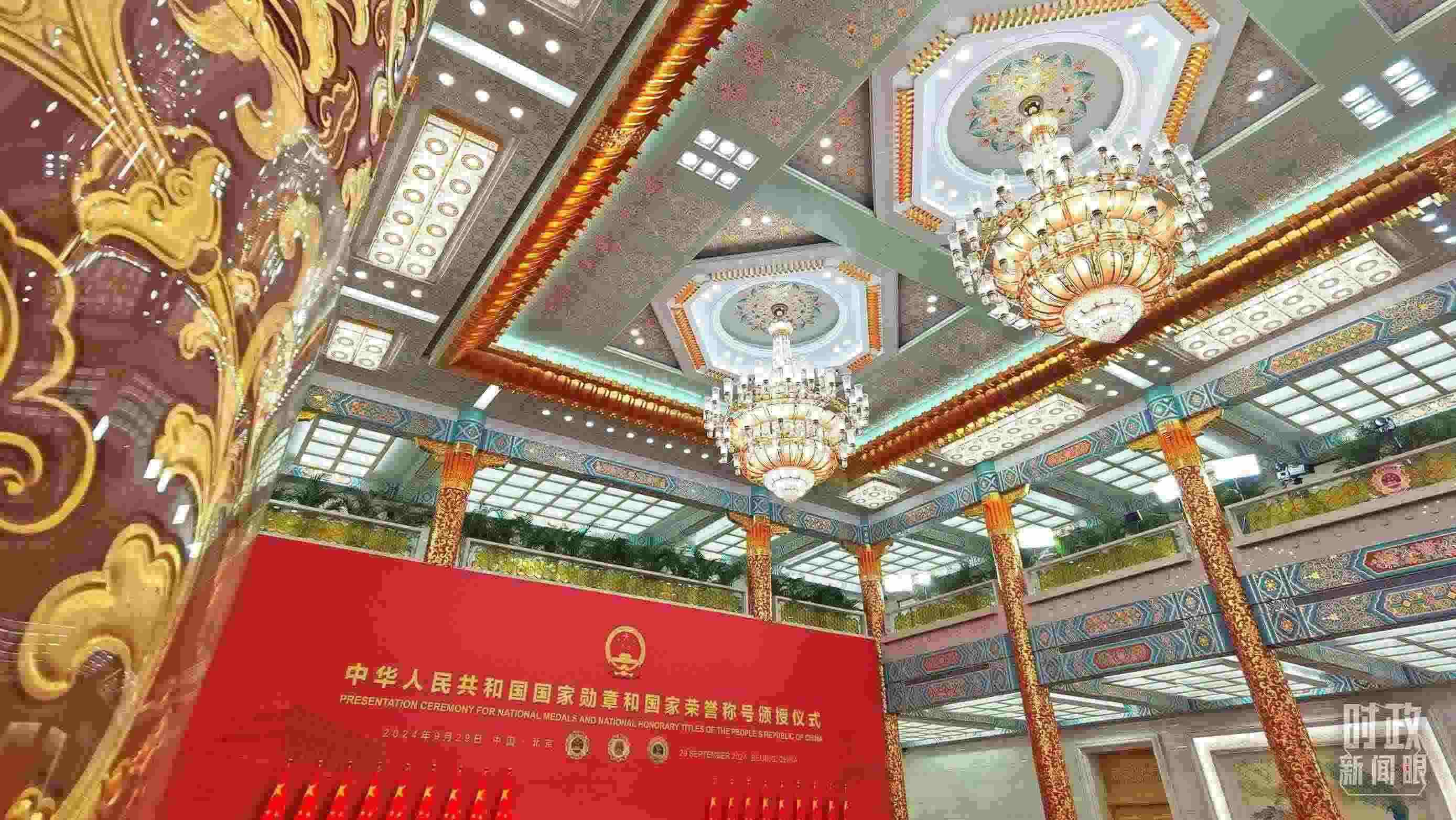 人民大會(huì)堂金色大廳燈光璀璨。（總臺(tái)央視記者郭鴻拍攝）