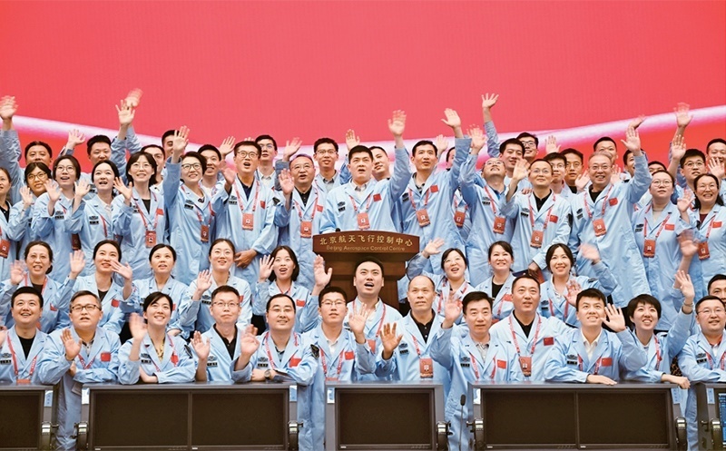 嫦娥六號完成了人類歷史上首次月球背面采樣，突破了多項關(guān)鍵技術(shù)，是我國建設(shè)航天強國、科技強國取得的又一標志性成果，是我國探月工程的重要里程碑。圖為2024年6月25日，嫦娥六號任務(wù)圓滿成功后，工作人員在北京航天飛行控制中心合影。 新華社記者 金良快/攝
