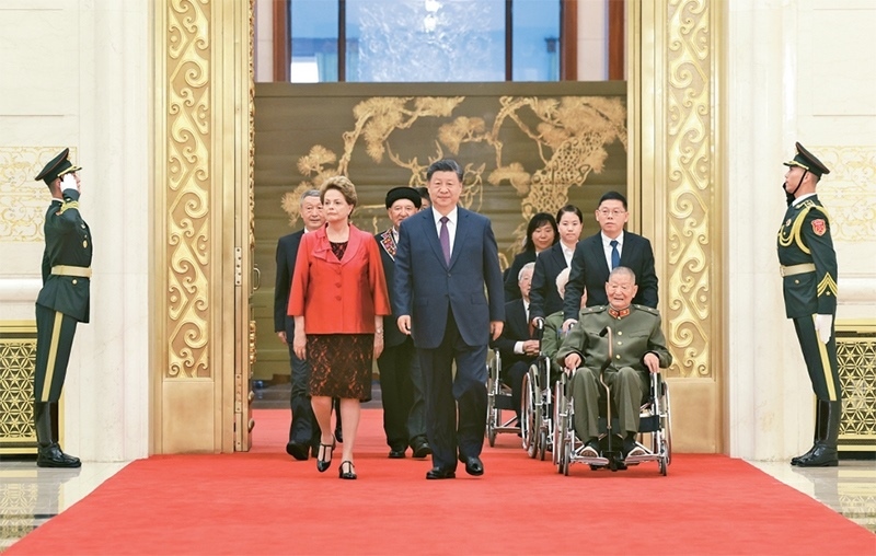 2024年9月29日，中華人民共和國國家勛章和國家榮譽稱號頒授儀式在北京人民大會堂金色大廳隆重舉行。中共中央總書記、國家主席、中央軍委主席習近平同國家勛章和國家榮譽稱號獲得者一同步入會場。 新華社記者 王曄/攝