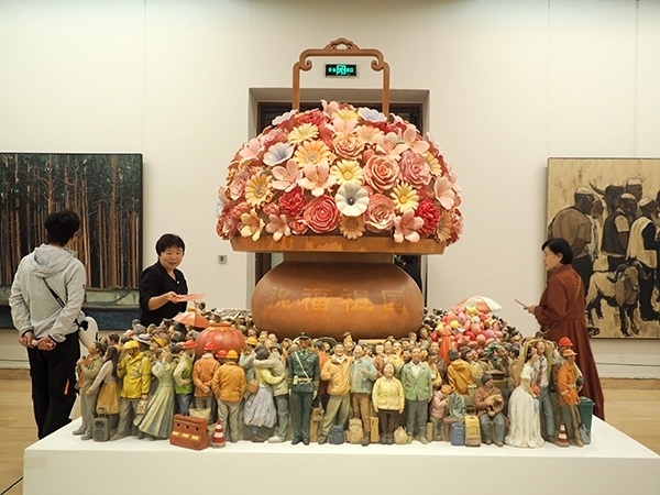 2024年9月28日，觀眾在中國美術(shù)館參觀“慶祝中華人民共和國成立75周年——第十四屆全國美術(shù)作品展覽進(jìn)京作品展”。杜建坡攝。來源：人民圖片網(wǎng)