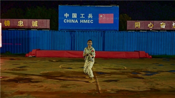 官兵帶來(lái)精彩的雙節(jié)棍表演。馬騫攝