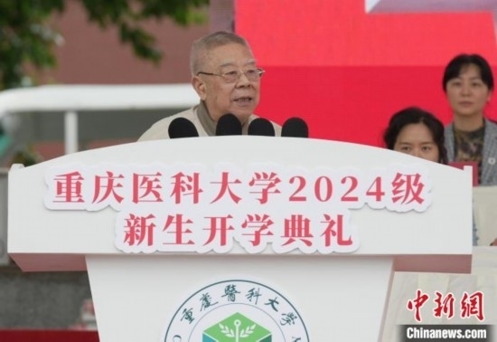 圖為陳宏礎(chǔ)教授為新生帶來“開學(xué)第一課”。中新網(wǎng)記者 周毅 攝