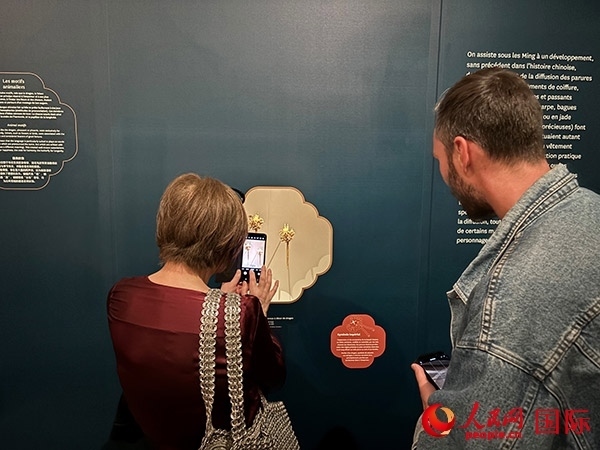  法國觀眾在展區(qū)拍照留念。人民網(wǎng)記者 于超凡攝