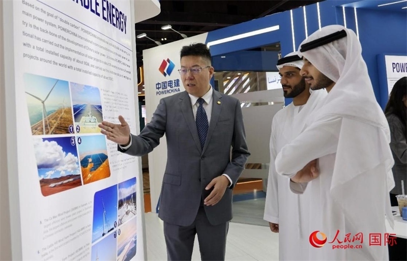 中國電建中東北非區(qū)域總部負(fù)責(zé)人向觀眾介紹公司承建的可再生能源項目。人民網(wǎng)記者 管克江攝
