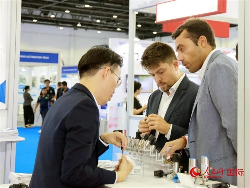 中外展商交流。人民網(wǎng)記者管克江攝