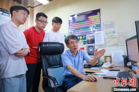 薛其坤在指導學生。 (受訪者供圖)