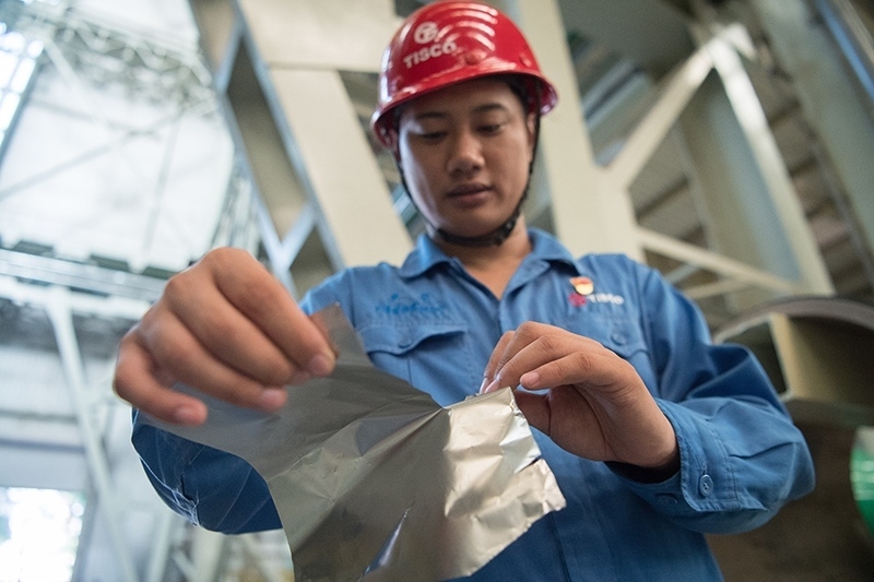 2018年8月8日，山西省太原市，太鋼不銹鋼精密帶鋼有限公司工作人員用手撕開(kāi)不銹鋼。