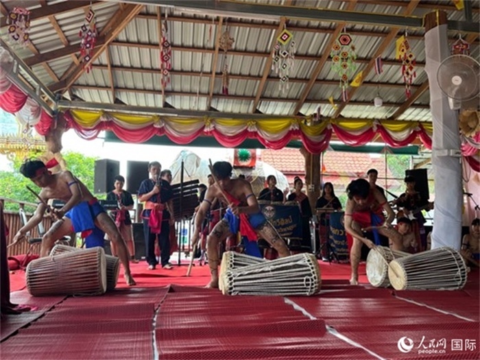 泰國藝術(shù)團(tuán)體給游客表演當(dāng)?shù)貍鹘y(tǒng)舞蹈。人民網(wǎng)記者 簡承淵攝