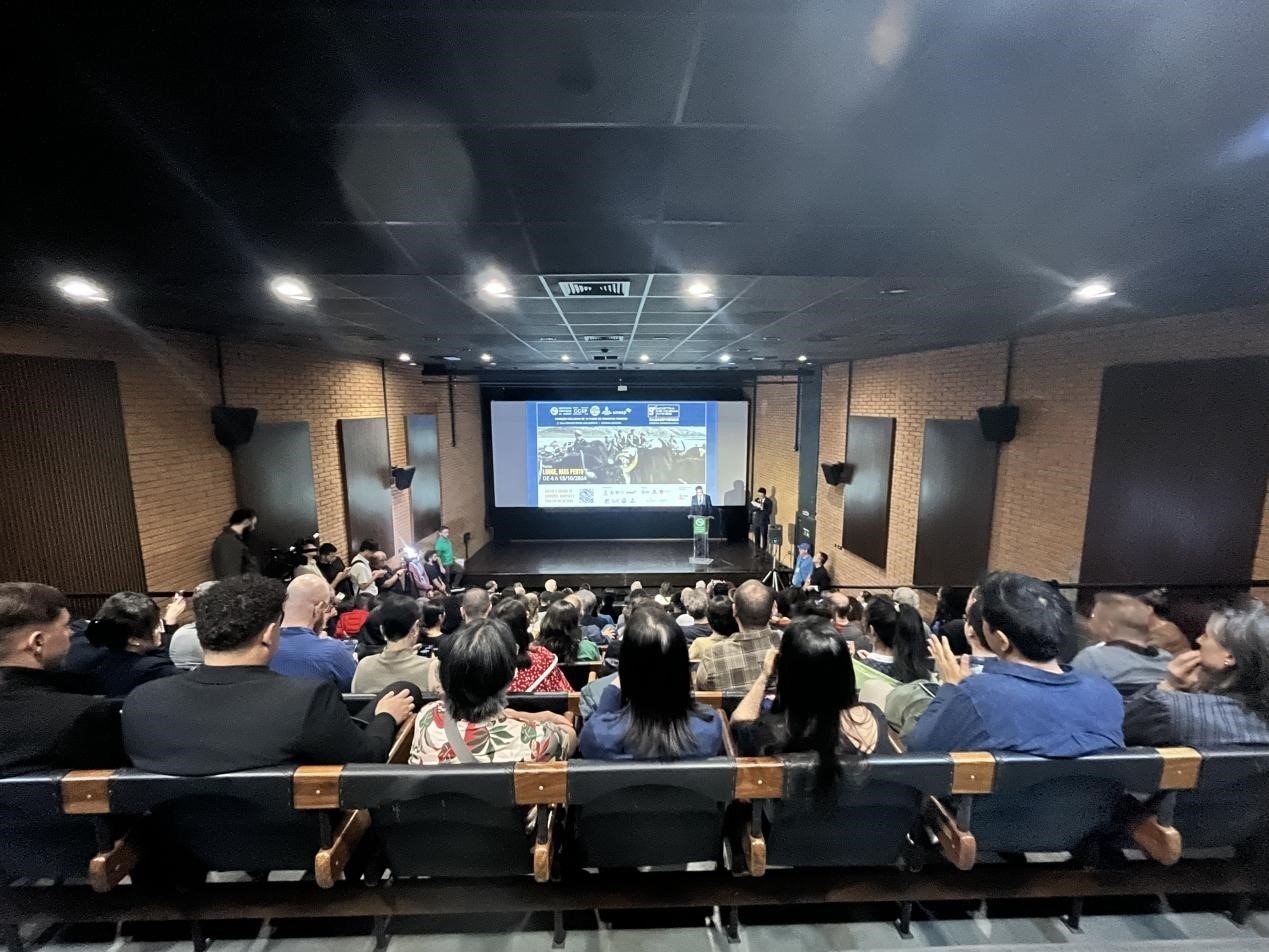 當?shù)貢r間10月3日晚，由巴西圣保羅州立大學孔子學院舉辦的第九屆圣保羅中國電影展在圣保羅文化中心拉開帷幕。巴西圣保羅州立大學孔子學院供圖