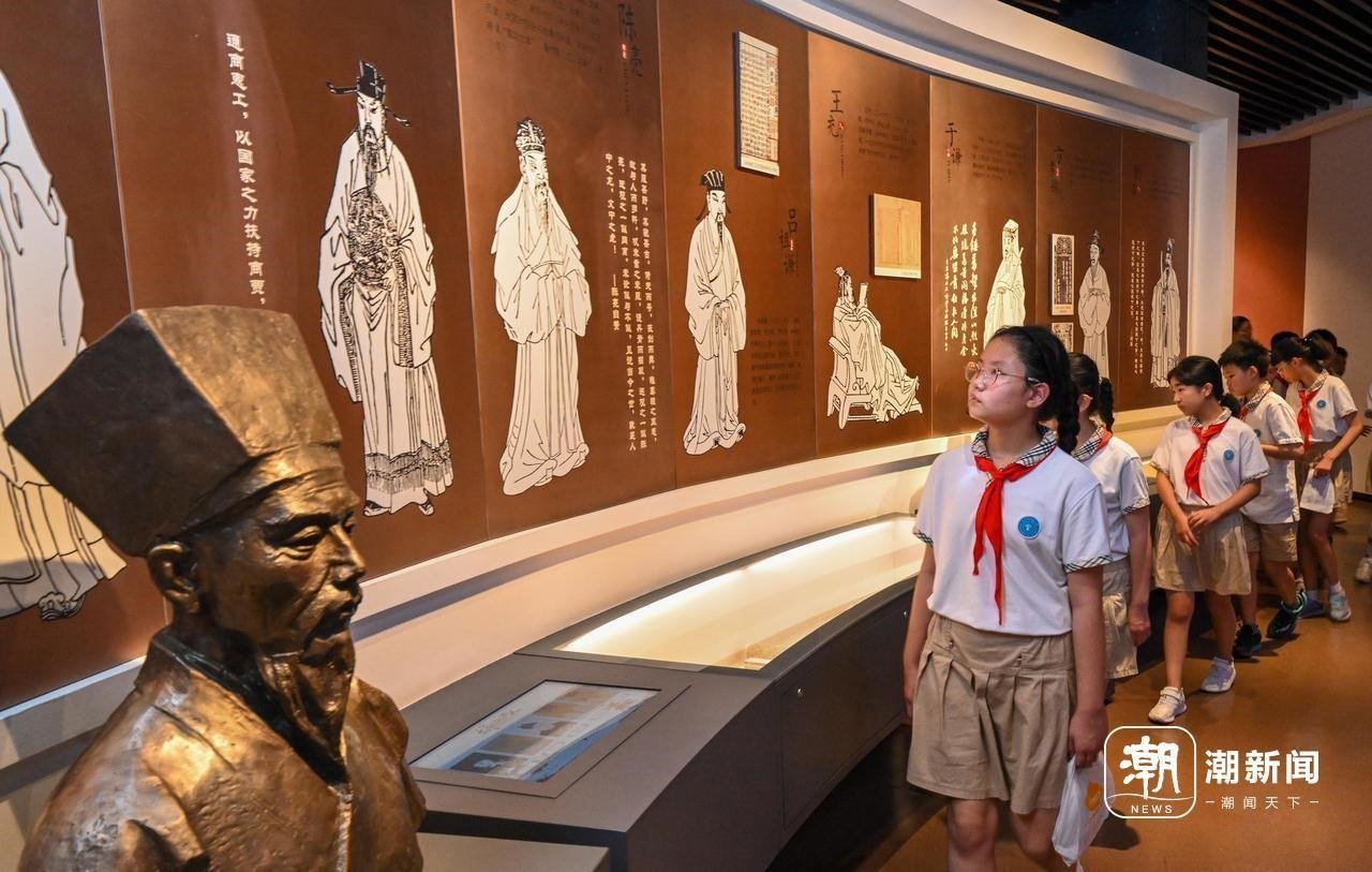 來(lái)自杭州市政苑小學(xué)的學(xué)生走進(jìn)浙江省檔案館“大寫(xiě)浙江人”展廳，近距離“觸摸”歷史、走進(jìn)榜樣、聆聽(tīng)故事，激發(fā)愛(ài)黨愛(ài)國(guó)愛(ài)家熱情。記者 董旭明 攝