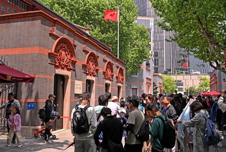 2024年5月3日，游客在位于上海的中共一大會址前參觀。新華社記者 劉穎 攝