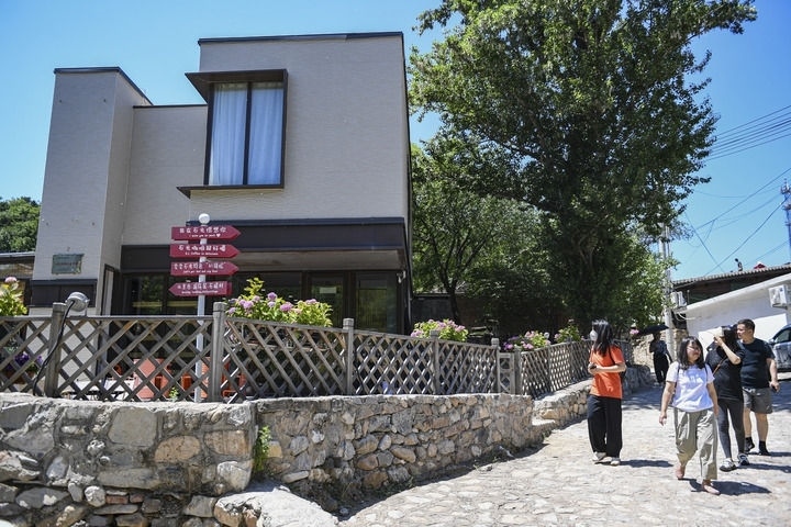 游客在北京延慶石峽村觀光（2024年6月1日攝）。新華社記者 陳鐘昊 攝