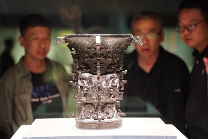 2024年5月9日，游客在陜西寶雞青銅器博物院內(nèi)參觀西周文物何尊。新華社記者 邵瑞 攝
