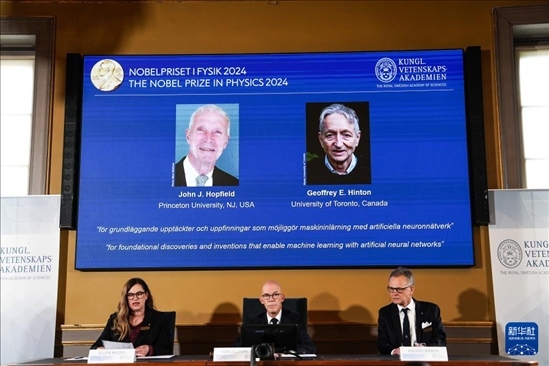 10月8日，在瑞典斯德哥爾摩舉行的2024年諾貝爾物理學(xué)獎公布現(xiàn)場，屏幕顯示獎項得主美國普林斯頓大學(xué)的約翰·霍普菲爾德和加拿大多倫多大學(xué)的杰弗里·欣頓。新華社記者 彭子洋 攝