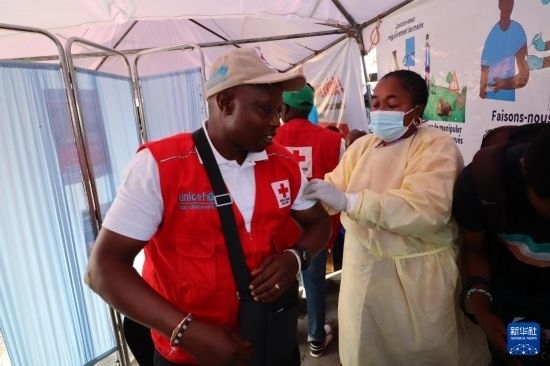 10月5日，在剛果（金）北基伍省首府戈馬市一座醫(yī)院內，醫(yī)護人員為一名聯合國兒童基金會工作人員接種猴痘疫苗。新華社發(fā)（阿蘭·烏亞卡尼攝）