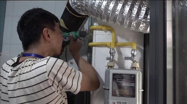 北京市石景山區(qū)工作人員上門安裝燃?xì)夤艿?。圖片來源：北京市石景山區(qū)委組織部