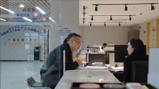 浙江省臺(tái)州市辦事群眾在政務(wù)服務(wù)中心咨詢業(yè)務(wù)辦理相關(guān)問題。圖片來源：人民網(wǎng)浙江頻道