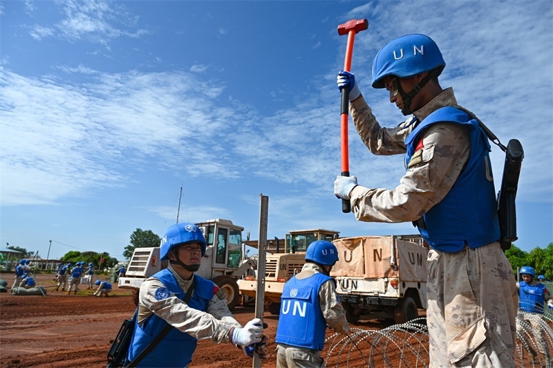 圖3-進行臨時宿營地構(gòu)筑(孫千攝)