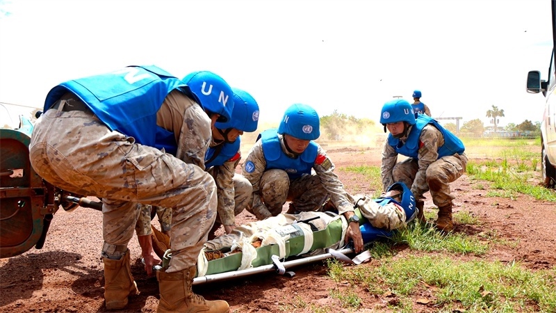 圖8-進行“傷員”轉(zhuǎn)運(馬騫攝)