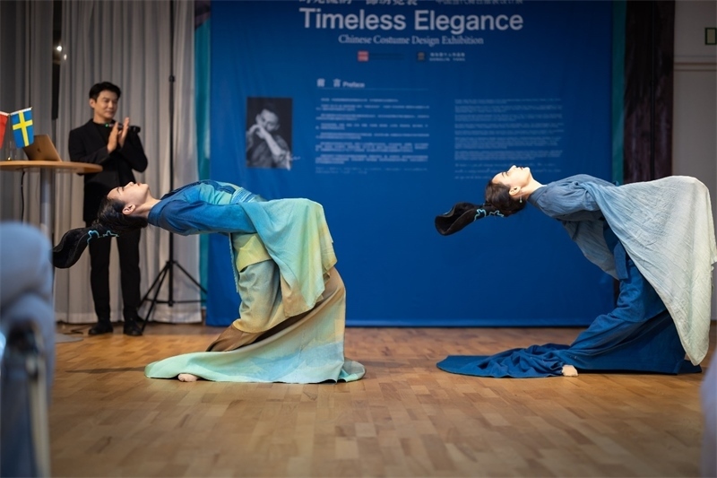 當(dāng)?shù)厝A人舞社成員表演《只此青綠》。斯德哥爾摩中國文化中心供圖