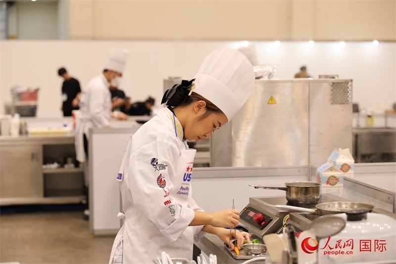 當(dāng)?shù)貢r(shí)間10月5日，廚師在第21屆釜山國(guó)際美食博覽會(huì)上展示廚藝。人民網(wǎng)記者 莽九晨攝