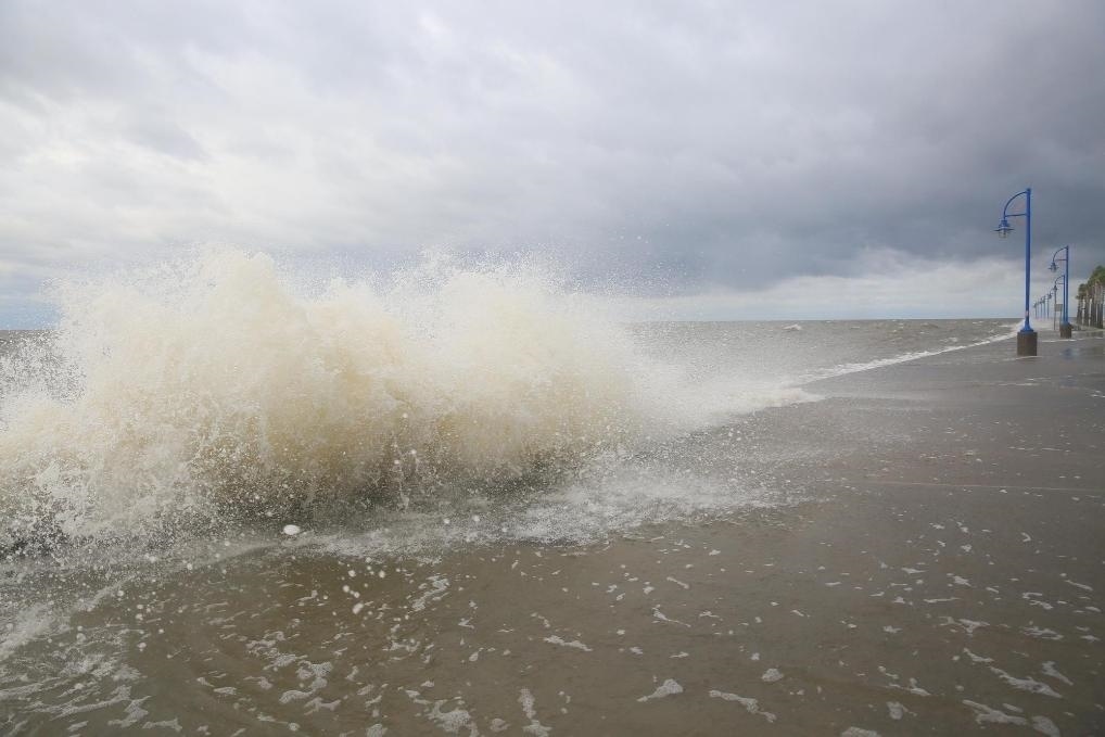 2020年9月15日，受颶風(fēng)“薩莉”影響，美國路易斯安那州新奧爾良的龐恰特雷恩湖巨浪拍岸。新華社發(fā)（魏蘭攝）